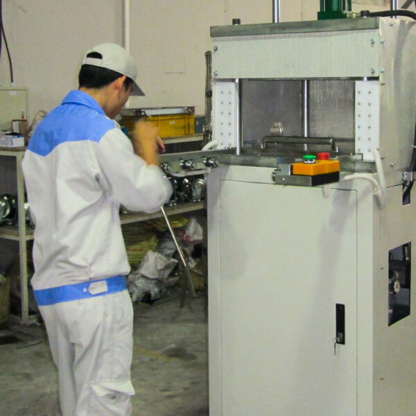 Máy cắt ép cao su