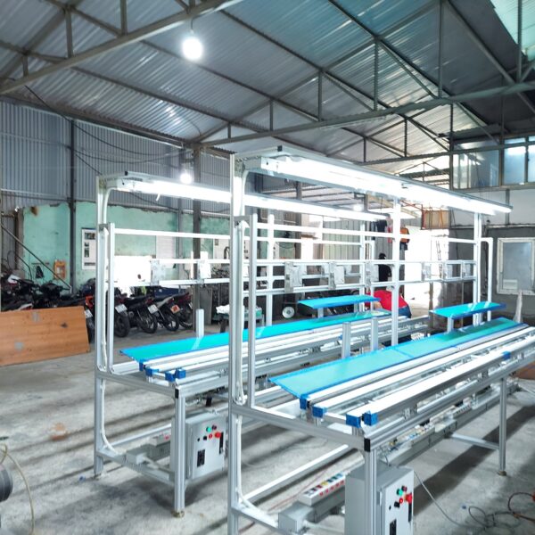 Băng tải đơn có bàn thao tác