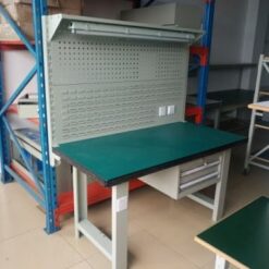 Bàn thao tác có bảng đục lỗ